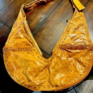 Sashbag extra expandable in studded Honey leather